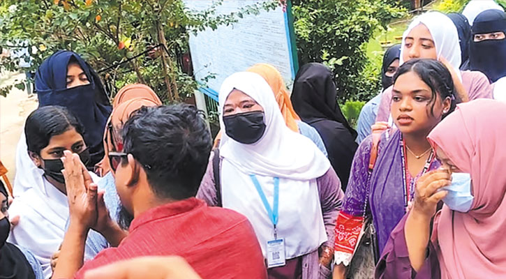 হাতজোড় করে শিক্ষক বললেন ‘আমার চাকরিটা খাইয়ো না’