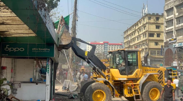 চট্টগ্রাম নিউমার্কেট এলাকায় চলছে হকারমুক্ত অভিযান