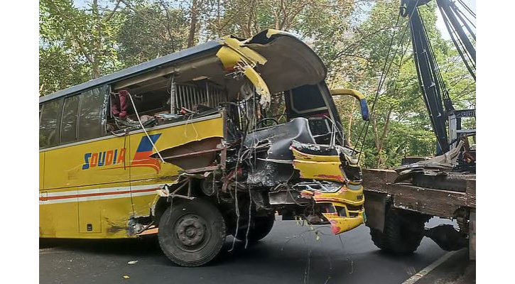 চট্টগ্রামে ঈদের দিন সকালে দুই বাসের সংঘর্ষ, নিহত ৫