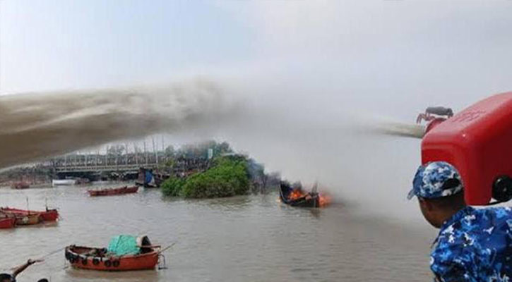 কর্ণফুলী নদীতে ফিশিং ট্রলারে বিস্ফোরণ