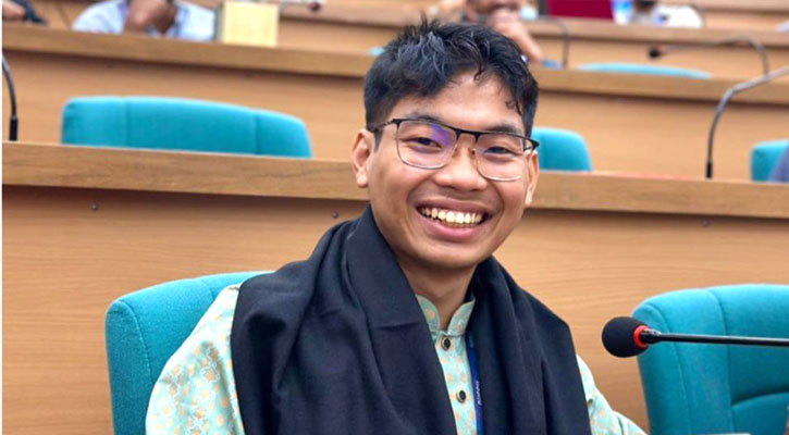 ডাকসু থেকে পদত্যাগের ঘোষণা সর্বমিত্র চাকমার