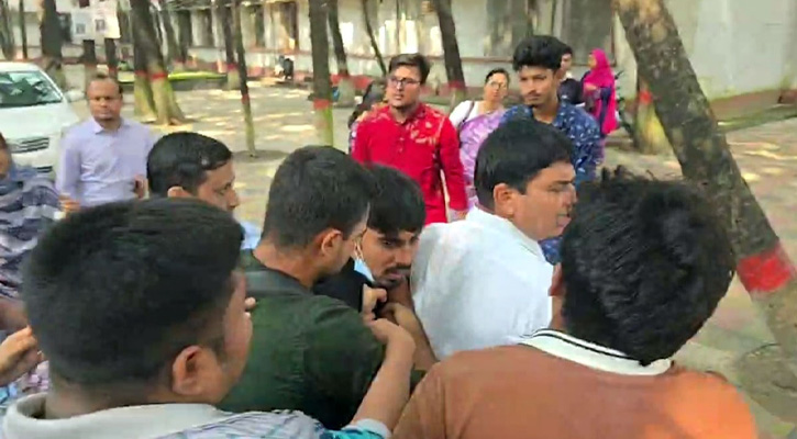 ঢাকা কলেজে শিক্ষক-শিক্ষার্থী ধস্তাধস্তি