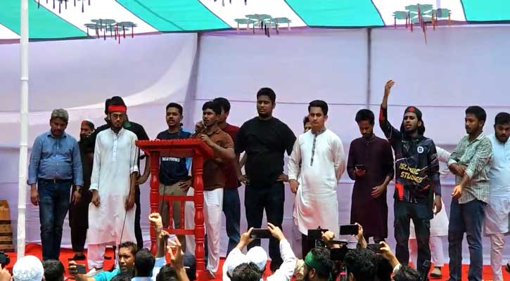 মঞ্চে অবস্থান নিয়েছেন হাসনাত-সারজিসরা
