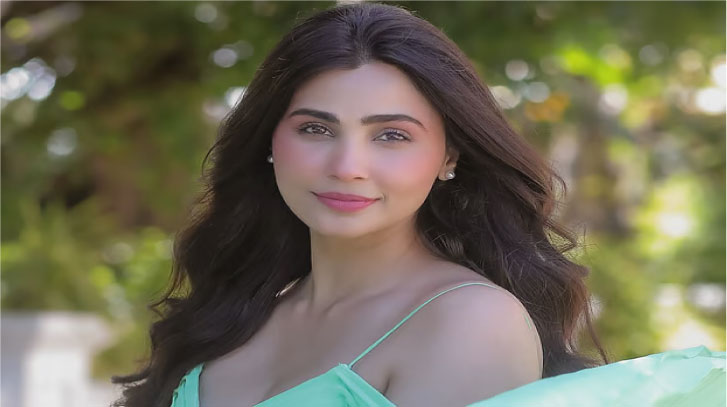 ফুটপাতে ভিড়ের মধ্যে হাঁটছিলেন অভিনেত্রী, অনাকাঙ্ক্ষিত যে ঘটনা ঘটল