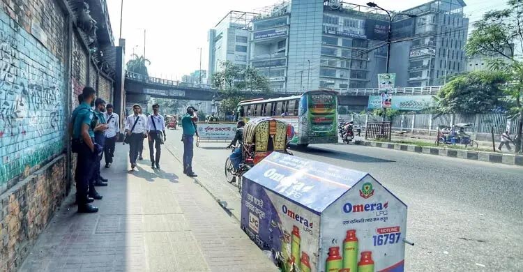 ককটেল বিস্ফোরণ ও অগ্নিসংযোগের ঘটনায়  আতঙ্কে মানুষ