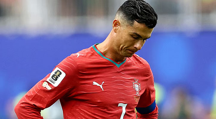 রোনালদোকে অবসর নিতে বললেন সতীর্থের প্রেমিকা