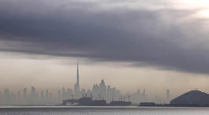 দুবাইয়ে বিকট বিস্ফোরণ, আকাশ ধোঁয়ায় আচ্ছন্ন