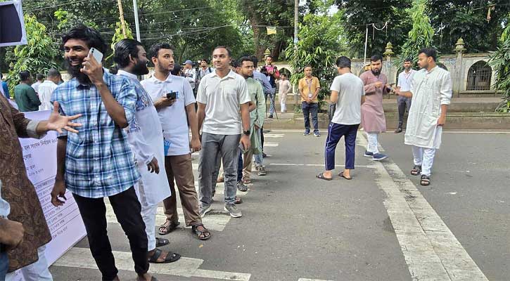 শুরু হয়েছে ডাকসু নির্বাচন: ভিপি-জিএস প্রার্থীরা কে কোন কেন্দ্রে ভোট দেবেন