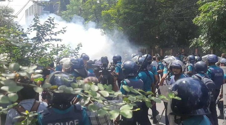 প্রকৌশল শিক্ষার্থীদের ওপর টিয়ার গ্যাস-সাউন্ড গ্রেনেড নিক্ষেপ