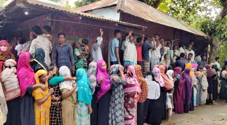 নির্বাচনে টাকা বিতরণের সময় প্রার্থীর বেয়াই ধরা