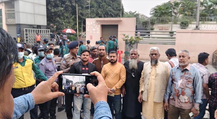 এভারকেয়ারের সামনে ভিড় নিয়ন্ত্রণে হিমশিম, থামছে না ফটোশুট–লাইভস্ট্রিম