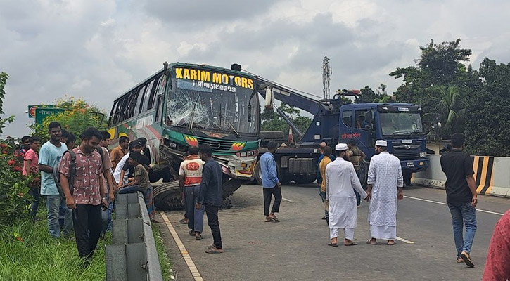 এক্সপ্রেসওয়েতে নিয়ন্ত্রণ হারিয়ে ৪ বাসের সংঘর্ষ, আহত ২৫