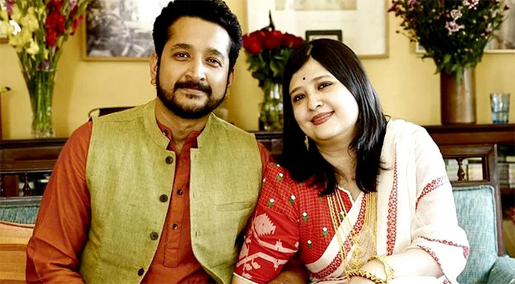 ছেলের মুখ প্রকাশ্যে আনলেন পরমব্রত-পিয়া চক্রবর্তী