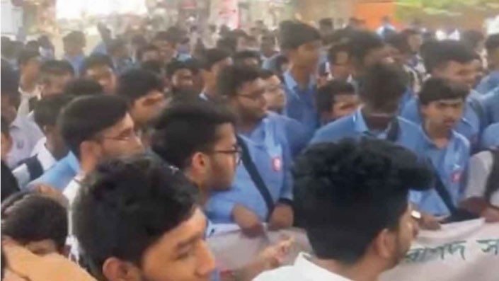 রাজধানীতে শিক্ষার্থীদের সড়ক অবরোধ