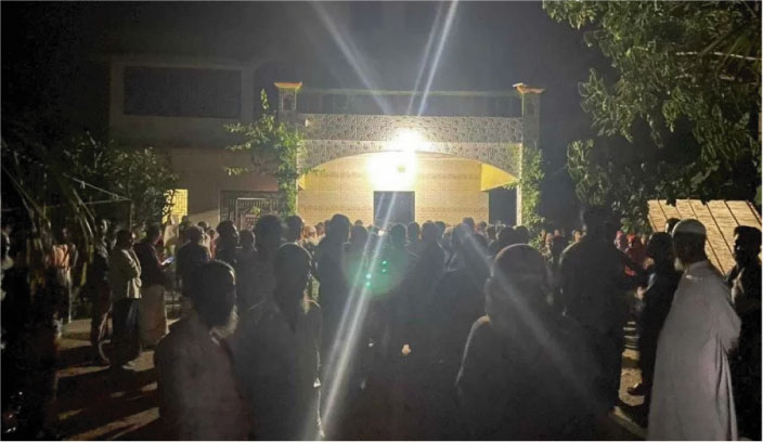 এক ঘরে সন্তানের গলাকাটা লাশ, আরেক ঘরে ঝুলছিলেন অন্তঃসত্ত্বা মা