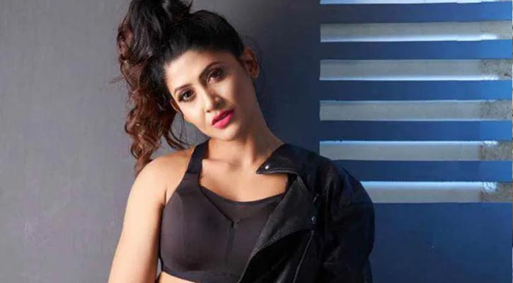 ‘হঠাৎ আকাশ থেকে বৃষ্টির মতো ইট-পাথর পড়তে শুরু করে’