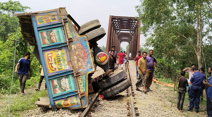 ট্রাকে ট্রেনের ধাক্কা, নিহতের সংখ্যা বেড়ে ৬