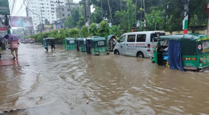 ভারী বর্ষণে তলিয়ে গেছে সড়ক