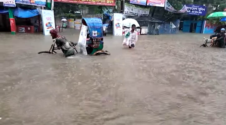 ভারী বৃষ্টিতে ফেনী শহরে জলাবদ্ধতা