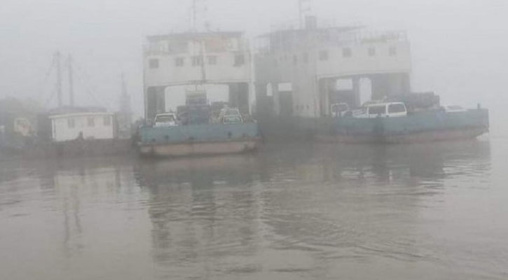 ঘন কুয়াশায় পাটুরিয়া-দৌলতদিয়া রুটে ফেরি বন্ধ