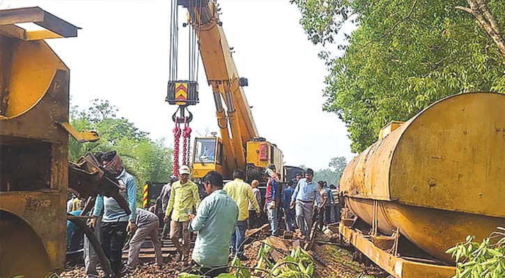 তেলবাহী ট্রেনের লাইনচ্যুতি