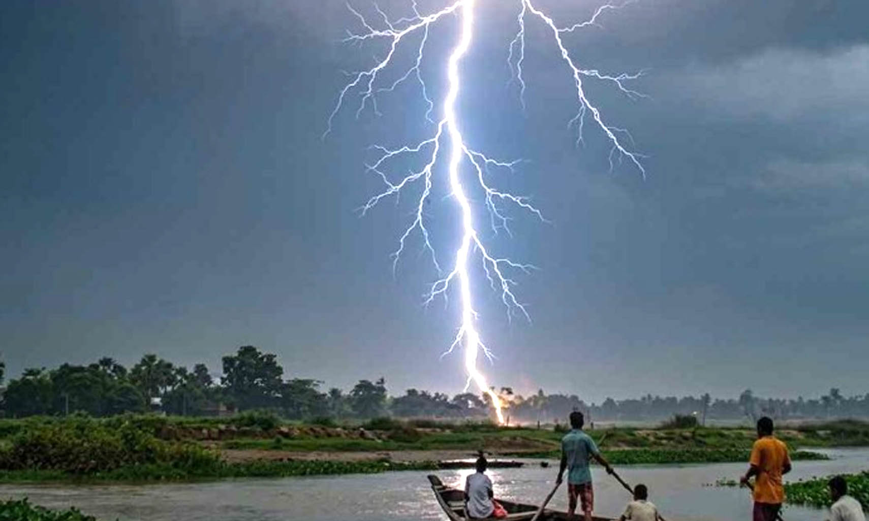 পাবনায় বিলে মাছ ধরতে গিয়ে বজ্রপাতে প্রাণ হারালেন ছয়জন