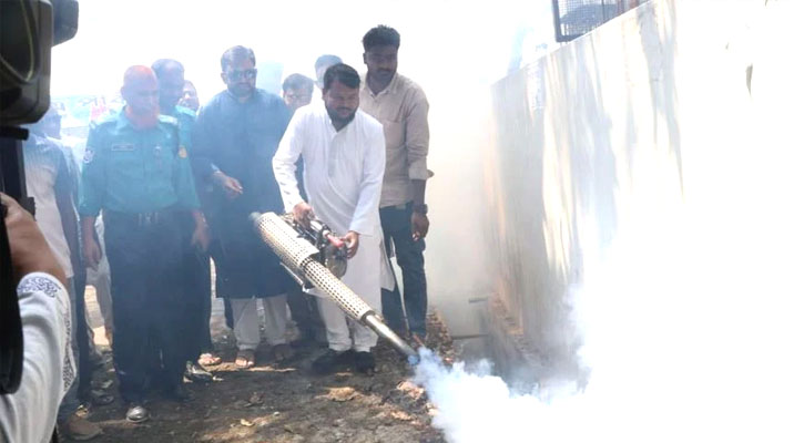 মশা নিয়ন্ত্রণে ফগার মেশিনে স্প্রে কার্যক্রম উদ্বোধন করলেন রাসিক প্রশাসক
