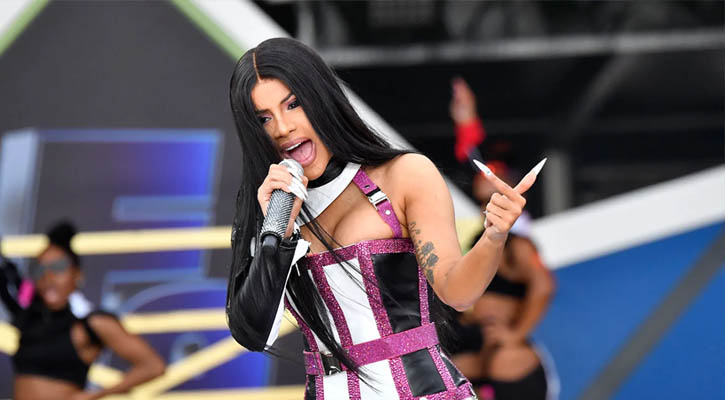 প্রতারণার শিকার আলোচিত র‍্যাপার কার্ডি বি