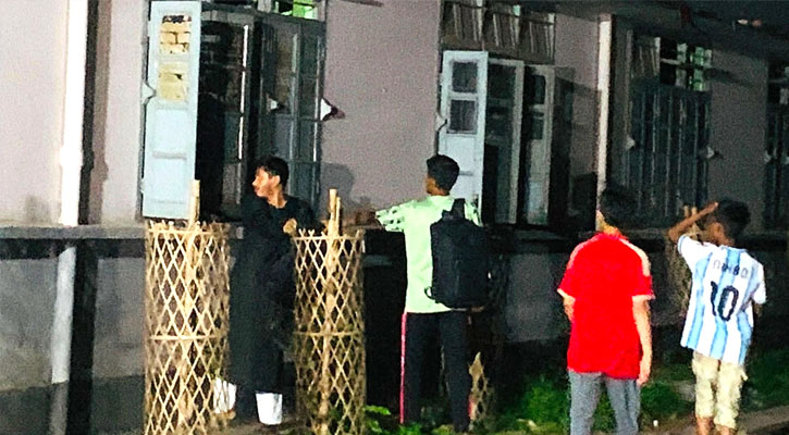আতঙ্কে হল ছাড়ছেন ঢাকা আলিয়ার শিক্ষার্থীরা