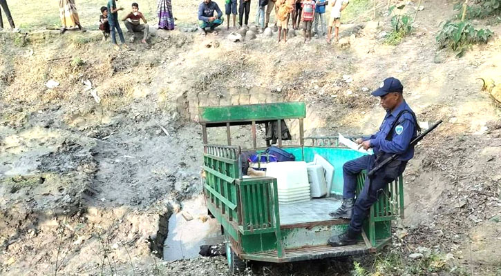 গাইবান্ধায় চাকা পাংচার হয়ে পুকুরে পড়লো নির্বাচনী সরঞ্জাম 