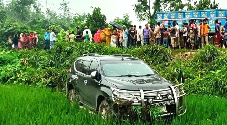 বগুড়ায় বৃদ্ধা পথচারীকে বাঁচাতে গিয়ে খাদে প্রতিমন্ত্রীর গাড়ি