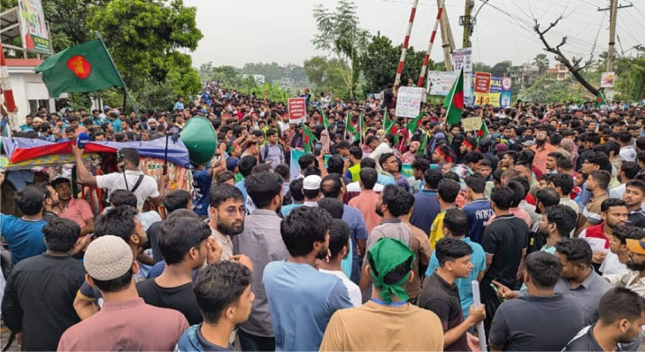 গাজীপুরে মহাসড়ক ও রেলপথ ব্লকেড