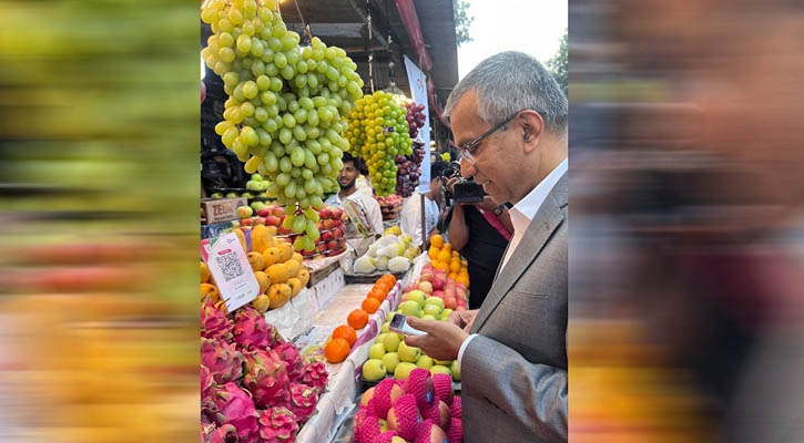 ফল কিনে বাংলা কিউআর দিয়ে দাম দিলেন গভর্নর