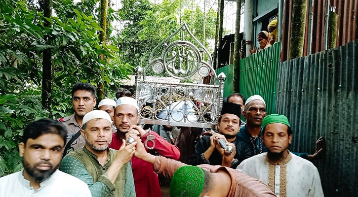 হাতে হাতকড়া, কাঁধে বাবার লাশ