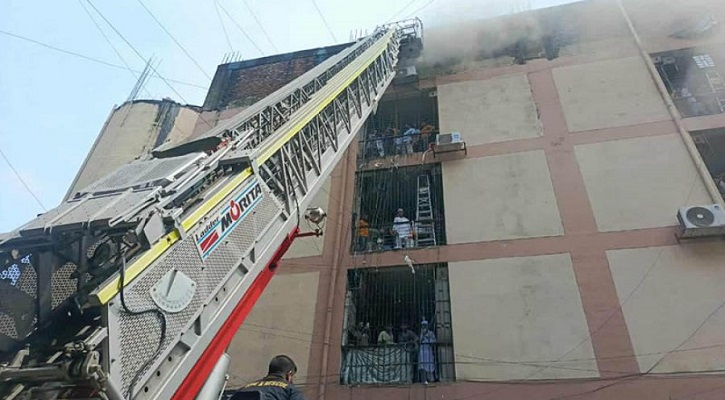 গুলিস্তানে সুন্দরবন মার্কেটে ভয়াবহ আগুন
