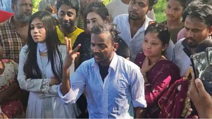 দুধ দিয়ে গোসল করে রিয়া মনিকে তালাক দিলেন হিরো আলম