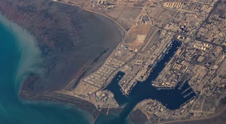 হরমুজ প্রণালি দখলে নেওয়ার ‘চিন্তাভাবনা’ করছেন ট্রাম্প