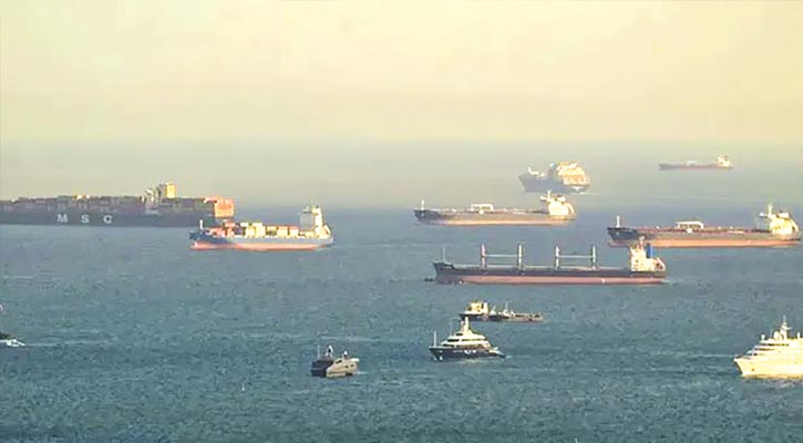 হরমুজে আটকা ২ হাজার জাহাজ