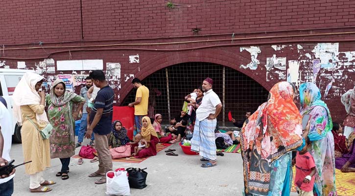 বাইরে  শিশুদের নিয়ে দুশ্চিন্তায় স্বজনরা