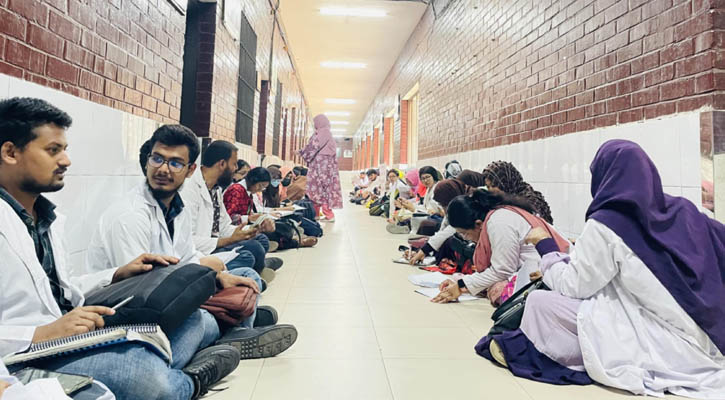 হাসপাতালের পরিচালকের কক্ষের সামনে শিক্ষার্থীদের অবস্থান