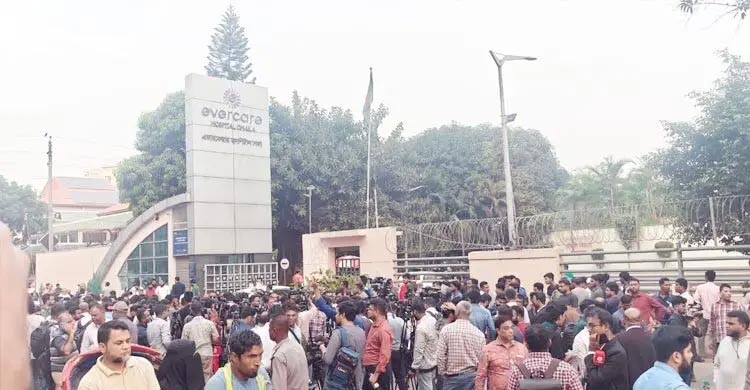 এভারকেয়ারে জনস্রোত, দলের অনুরোধ মানছেন না নেতাকর্মীরা