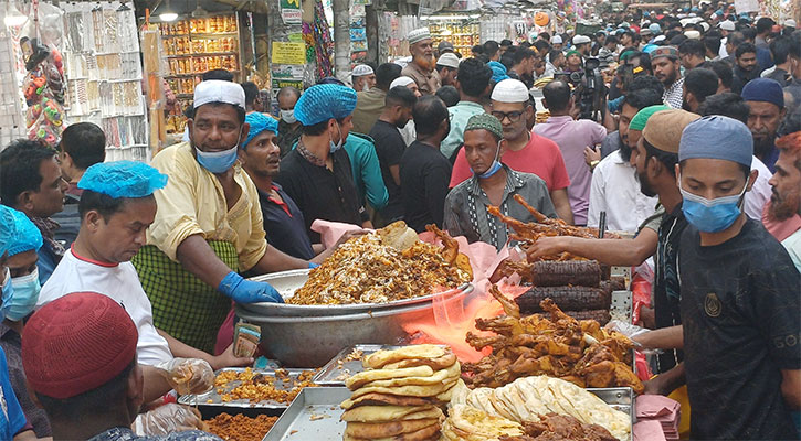 চকবাজারের ঐতিহ্যবাহী ইফতার বাজার