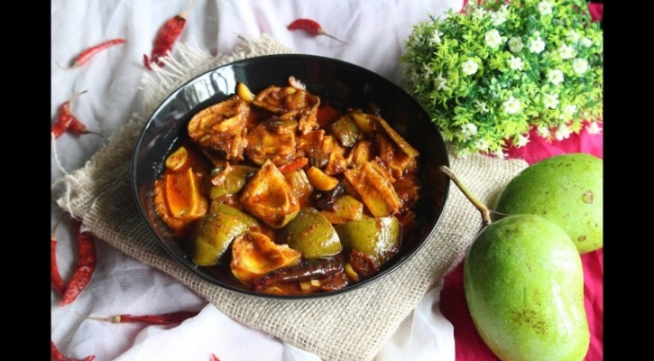 কাঁচা আমের তেলের আচার বানাবেন যেভাবে
