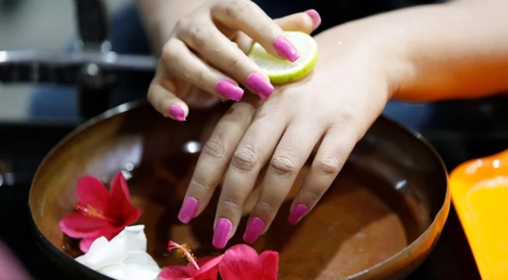 যেভাবে বাড়িতেই ম্যানিকিউর করবেন