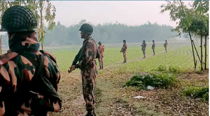 গভীর রাতে সীমান্তে কাঁটাতারের বেড়া বিএসএফের, বাধা বিজিবির