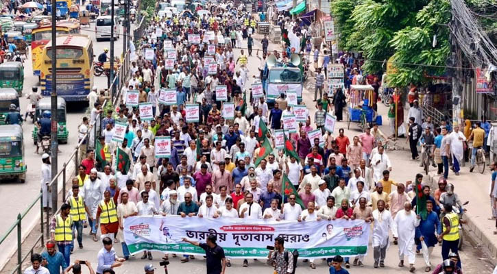 ‘হাসিনাকে ফেরত না পাঠালে ভারতীয় দূতাবাসকে লাল কার্ড দেখানো হবে’