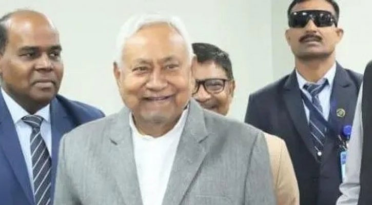 নারী চিকিৎসকের হিজাব টেনে নামিয়ে বিতর্কে বিহারের মুখ্যমন্ত্রী