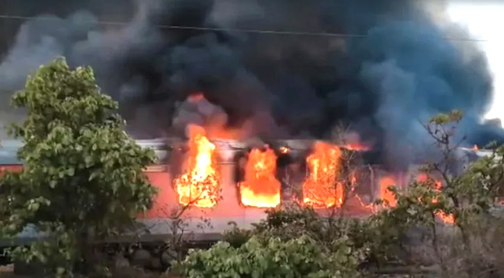 ভারতে চলন্ত ট্রেনে ভয়াবহ আগুন