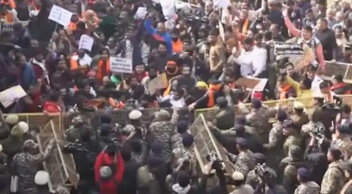 দিল্লিতে বাংলাদেশ হাইকমিশনের সামনে বিক্ষোভ, ব্যারিকেড ভেঙে ঢোকার চেষ্টা