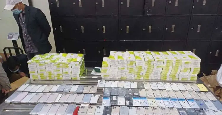 ৪ নারীর শরীরে বিশেষ কায়দায় লুকানো ৯০টি আইফোন উদ্ধার